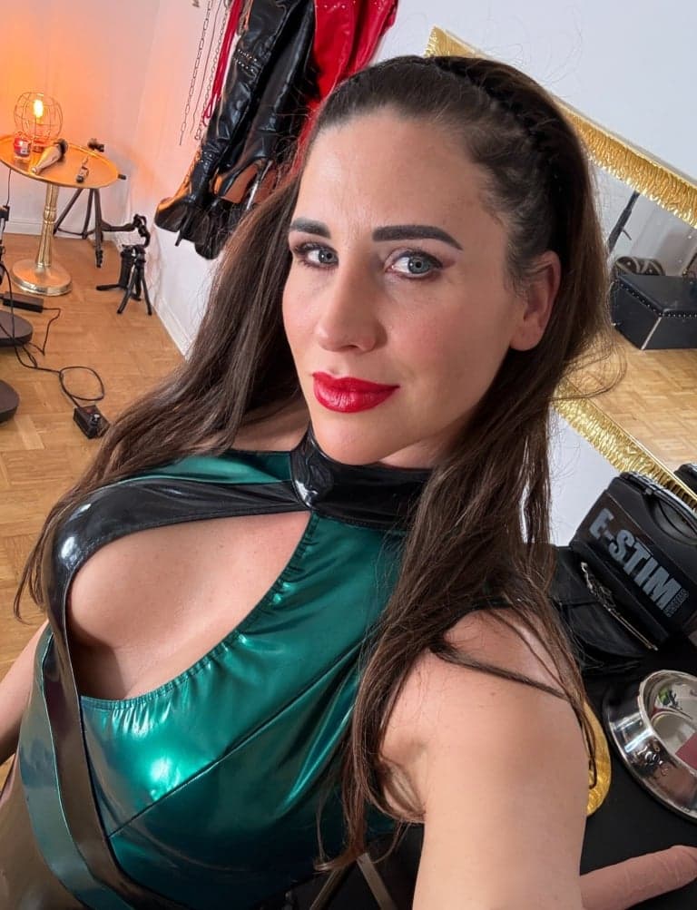 Dominatrix mistress