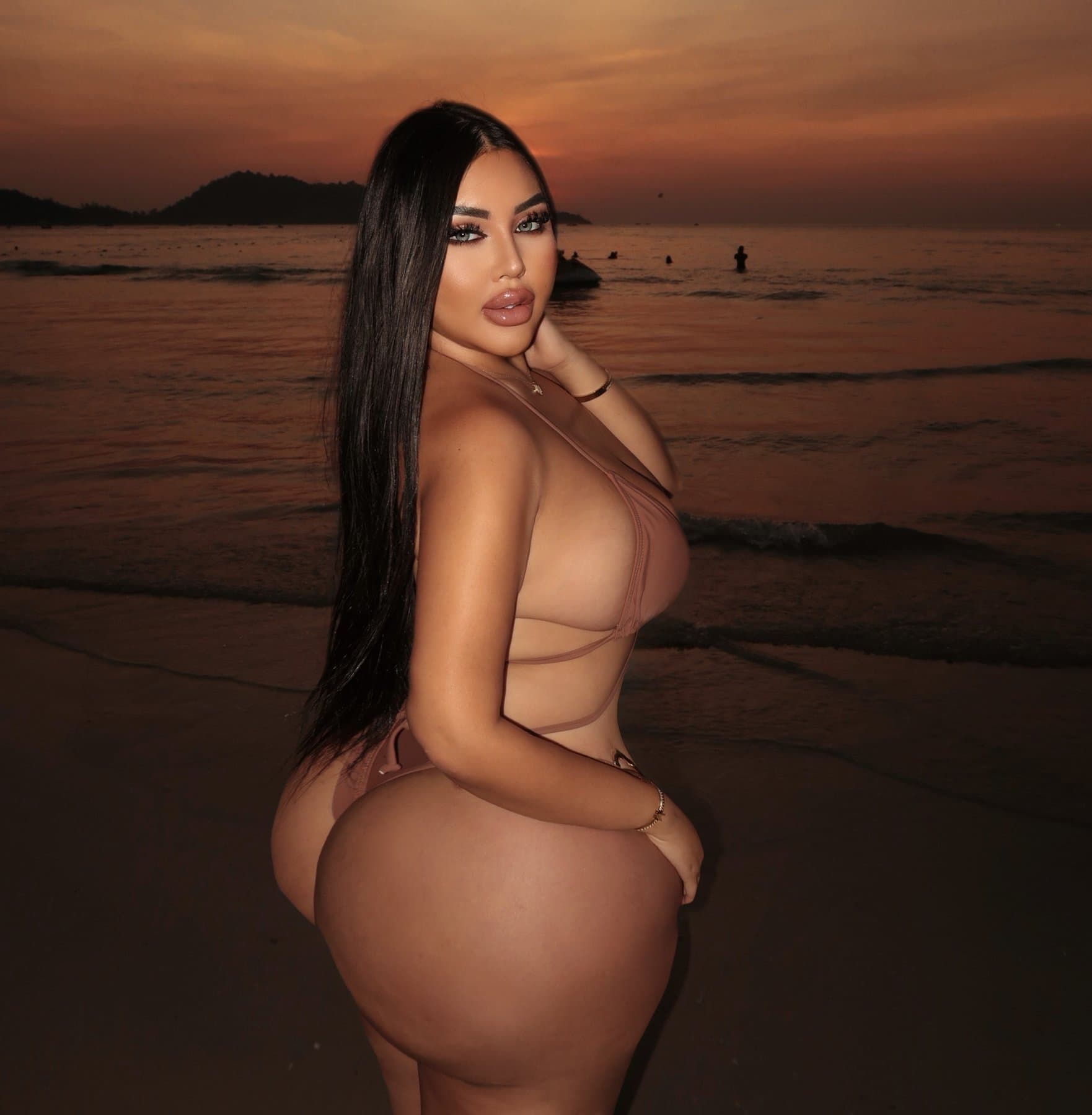 Fayerie thick baddie 1